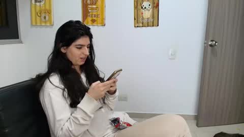 hollyshit_ online show from November 7, 1:05 am