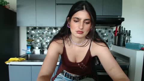 hollyshit_ online show from April 18, 6:45 pm