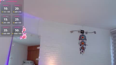 hollyt1 online show from October 3, 11:18 am