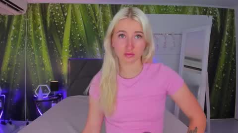 HollyTaillor online show from September 19, 5:20 am