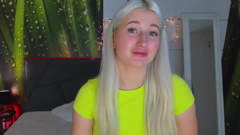 HollyTaillor online show from October 22, 12:05 pm