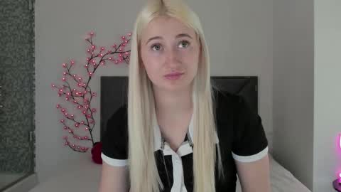 HollyTaillor online show from March 22, 1:25 pm