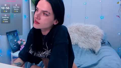 Snapshot of holy_girl_x chatting on November 12, 2:01 am Holy girl online show from November 12, 2:01 am