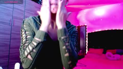 Snapshot of holy_juli2 chatting on November 11, 3:50 am Juli online show from November 11, 3:50 am