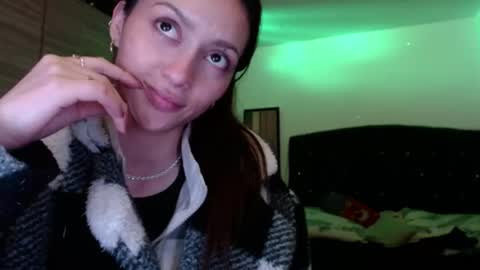 holy_julii online show from June 10, 3:39 am