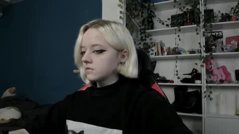 holy_mistresss online show from November 15, 9:17 am