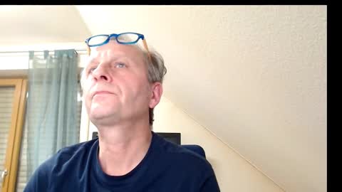 Snapshot of hondowill chatting on December 8, 8:36 pm Bernd online show from December 8, 8:36 pm