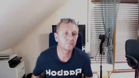 Snapshot of hondowill chatting on November 1, 1:35 pm Bernd online show from November 1, 1:35 pm