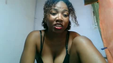 Snapshot of honeria98 chatting on June 7, 8:29 am honeria98 online show from June 7, 8:29 am