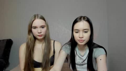 Snapshot of honey__pie chatting on February 24, 12:16 pm Lilith and Ellie online show from February 24, 12:16 pm