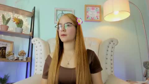 Snapshot of honey_fox01 chatting on February 17, 12:40 am HONEY online show from February 17, 12:40 am