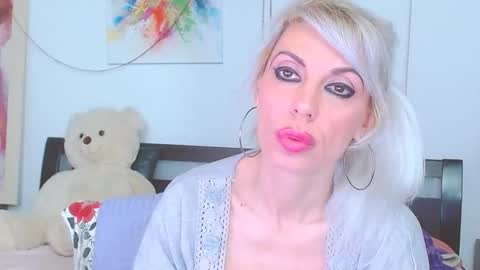 Snapshot of honey_lara chatting on March 29, 9:15 pm honey_lara online show from March 29, 9:15 pm