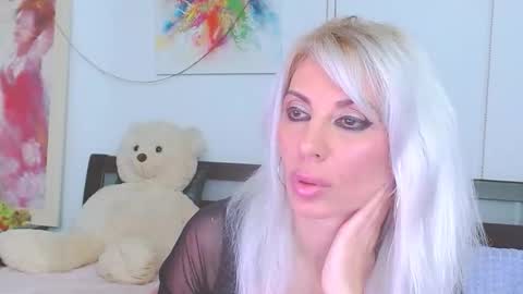 Snapshot of honey_lara chatting on April 3, 8:51 pm honey_lara online show from April 3, 8:51 pm