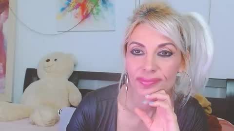 Snapshot of honey_lara chatting on April 18, 11:16 pm honey_lara online show from April 18, 11:16 pm