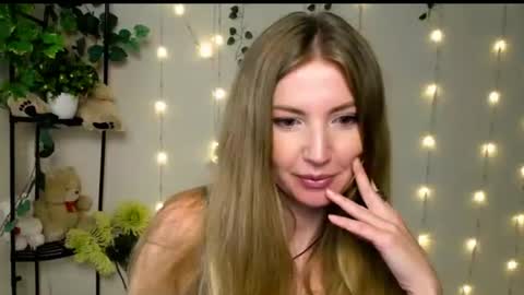 Snapshot of honey_lilly_ chatting on July 10, 7:34 am Lily online show from July 10, 7:34 am