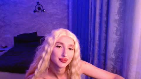 Snapshot of honey_sunset chatting on September 29, 6:13 pm honey_sunset online show from September 29, 6:13 pm