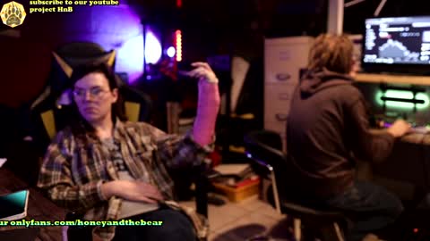 Snapshot of honeyand_thebear chatting on December 13, 3:27 am Honey and Bear online show from December 13, 3:27 am