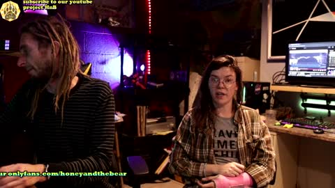 Snapshot of honeyand_thebear chatting on December 14, 3:51 am Honey and Bear online show from December 14, 3:51 am