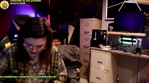 Snapshot of honeyand_thebear chatting on December 20, 3:47 am Honey and Bear online show from December 20, 3:47 am