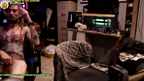 Snapshot of honeyand_thebear chatting on December 20, 6:50 am Honey and Bear online show from December 20, 6:50 am