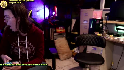 Snapshot of honeyand_thebear chatting on December 30, 3:36 am Honey and Bear online show from December 30, 3:36 am