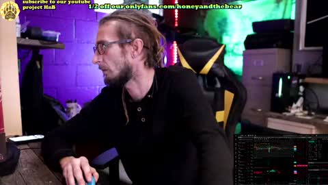 Snapshot of honeyand_thebear chatting on January 13, 1:17 pm Honey and Bear online show from January 13, 1:17 pm