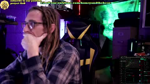 Snapshot of honeyand_thebear chatting on January 17, 1:03 pm Honey and Bear online show from January 17, 1:03 pm