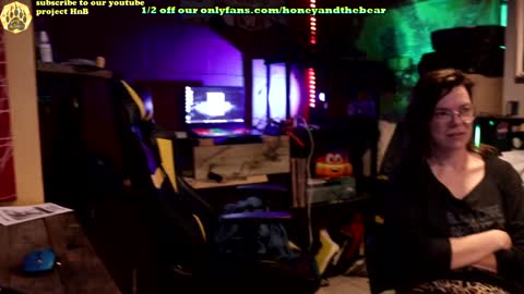 Snapshot of honeyand_thebear chatting on January 19, 3:08 am Honey and Bear online show from January 19, 3:08 am