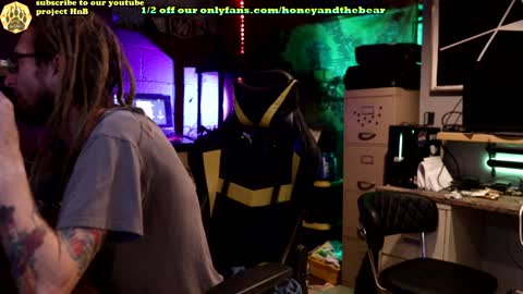 Snapshot of honeyand_thebear chatting on January 20, 2:53 am Honey and Bear online show from January 20, 2:53 am