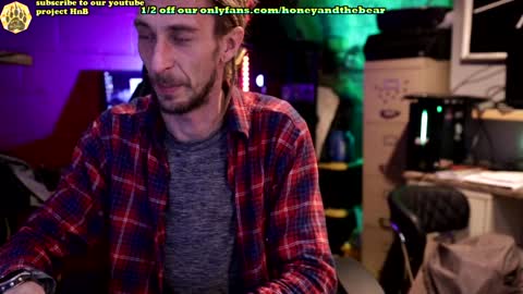 Snapshot of honeyand_thebear chatting on February 6, 3:16 am Honey and Bear online show from February 6, 3:16 am