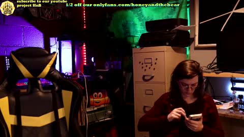 Snapshot of honeyand_thebear chatting on February 18, 2:59 am Honey and Bear online show from February 18, 2:59 am