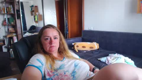 Snapshot of honeydewmolly chatting on June 22, 10:12 am HoneydewMolly online show from June 22, 10:12 am