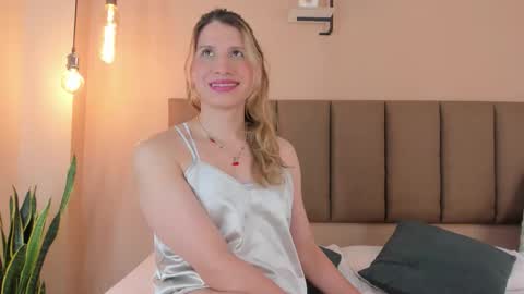 Snapshot of honeygray02 chatting on October 15, 12:27 pm honeygray02 online show from October 15, 12:27 pm