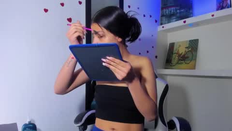 Snapshot of honeyluxe_ chatting on May 21, 12:01 pm HONEY LUXE online show from May 21, 12:01 pm