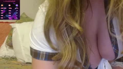Snapshot of honeyvalerie chatting on December 13, 8:20 am Val online show from December 13, 8:20 am