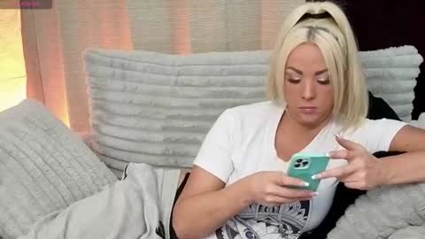 Snapshot of hopedayleexo chatting on October 19, 9:15 pm Hope Daylee online show from October 19, 9:15 pm