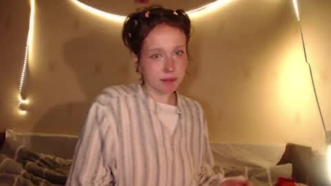 Snapshot of horndemonroxy chatting on June 2, 7:27 pm Roxy online show from June 2, 7:27 pm