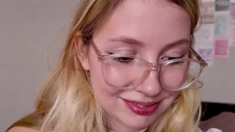 Snapshot of horney_audrey chatting on November 15, 3:37 am Audrey online show from November 15, 3:37 am