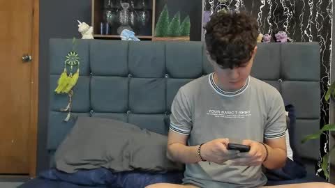 Alex and Camilo online show from March 10, 12:51 am