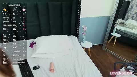 Snapshot of hornybarelylegalgirl chatting on December 3, 6:28 pm Khloe online show from December 3, 6:28 pm