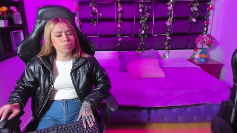 hornyy mom online show from January 3, 1:14 pm