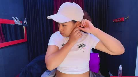 Snapshot of hot_chocolate_4u chatting on December 16, 11:33 am hot chocolate 4u online show from December 16, 11:33 am