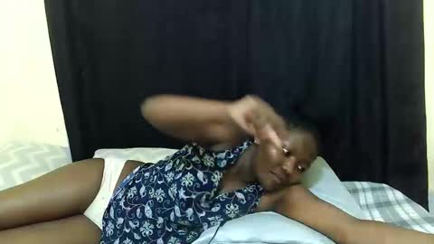 Snapshot of hot_darling95 chatting on December 3, 7:01 pm Milly online show from December 3, 7:01 pm