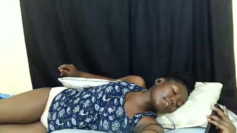 Snapshot of hot_darling95 chatting on December 4, 7:06 am Milly online show from December 4, 7:06 am