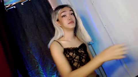 hot_moma69 online show from March 21, 2:05 am