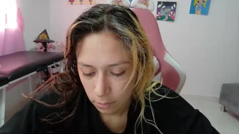 Snapshot of hot_mommymia chatting on December 16, 4:45 pm Mia online show from December 16, 4:45 pm