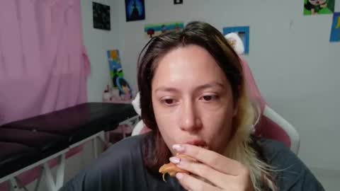 Snapshot of hot_mommymia chatting on January 15, 1:26 pm Mia online show from January 15, 1:26 pm