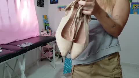 Snapshot of hot_mommymia chatting on January 17, 5:16 pm Mia online show from January 17, 5:16 pm