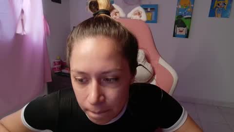 Snapshot of hot_mommymia chatting on February 7, 4:43 pm Mia online show from February 7, 4:43 pm