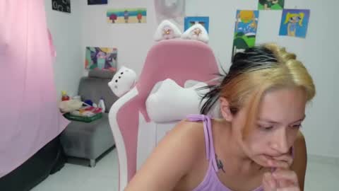 Snapshot of hot_mommymia chatting on February 11, 6:57 pm Mia online show from February 11, 6:57 pm